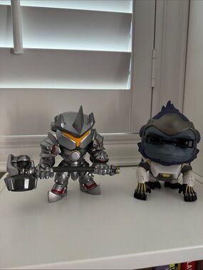Overwatch: Winston and Rein figures